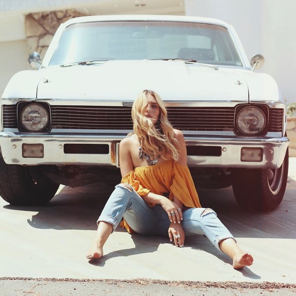 NOA ELLE Off the shoulder top